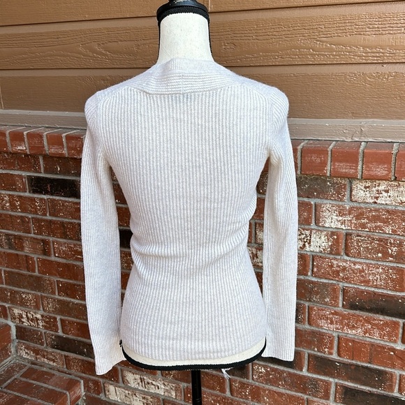 Vince 100% Cashmere V Neck Long Sleeve Ribbed Sweater Women's Size Extra Small - Picture 5 of 8